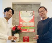 募金箱と従業員たち